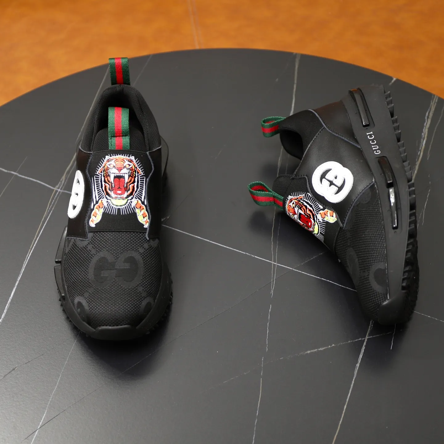 Ex-factory price: 462💰🙅‍♂️🙅‍♂️🙅‍♂️ Brand: GUCCI Standard code: 38-44 (45 customized) Grade: Same as the official website Material: Original cowhide material spliced with brand cloth Comfortable and breathable lining Lightweight and wear-resistant sports outsole Style category: Men's fashionable casual shoes Running sports shoes Distinguished luxury brand elements Top luxury color: actual picture color